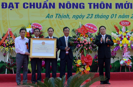 Đồng chí Nguyễn Văn Khánh – Phó Chủ tịch UBND tỉnh trao Bằng công nhận xã An Thịnh đạt chuẩn nông thôn mới năm 2017